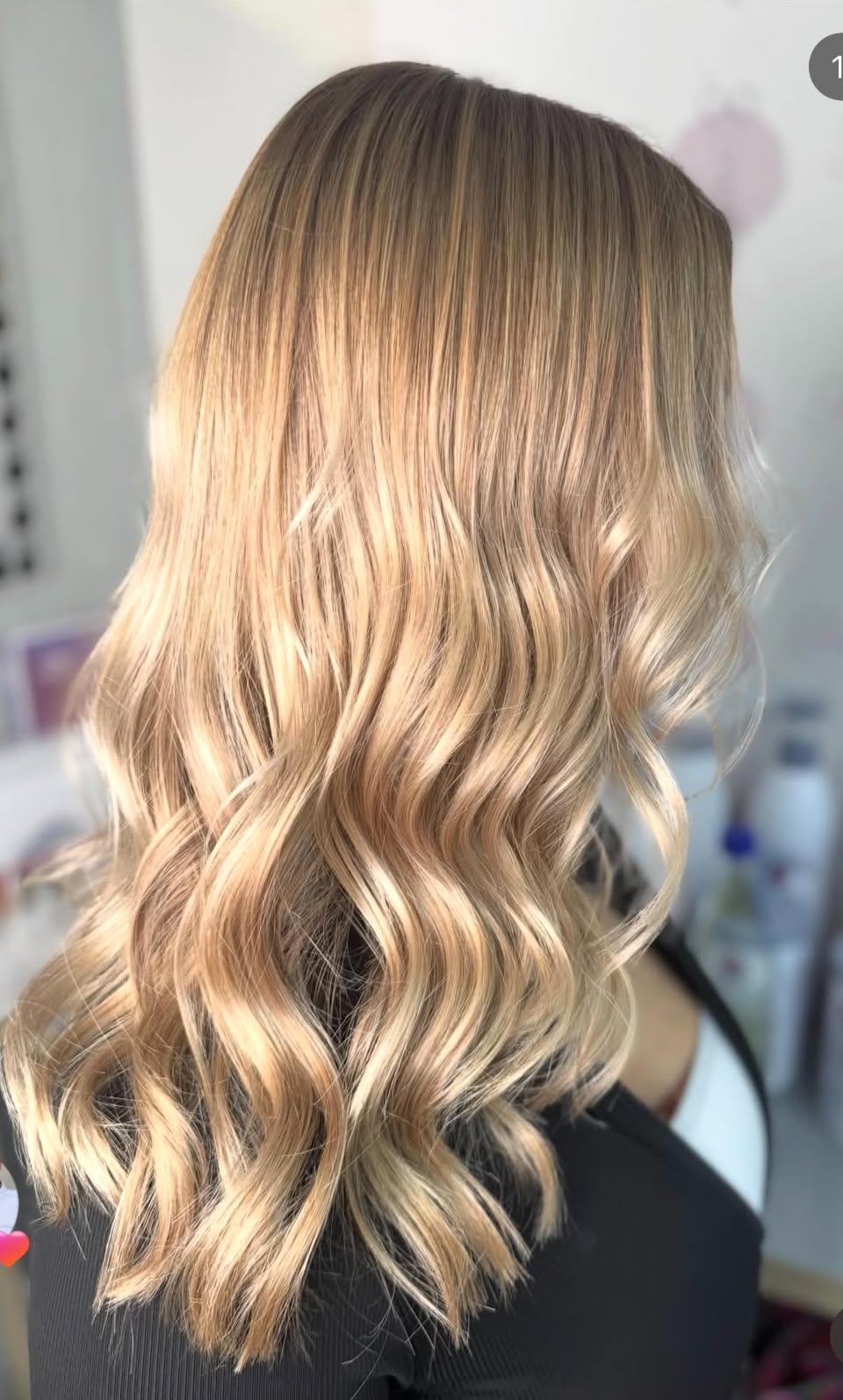 Rozświetlony blond z falami po koloryzacji