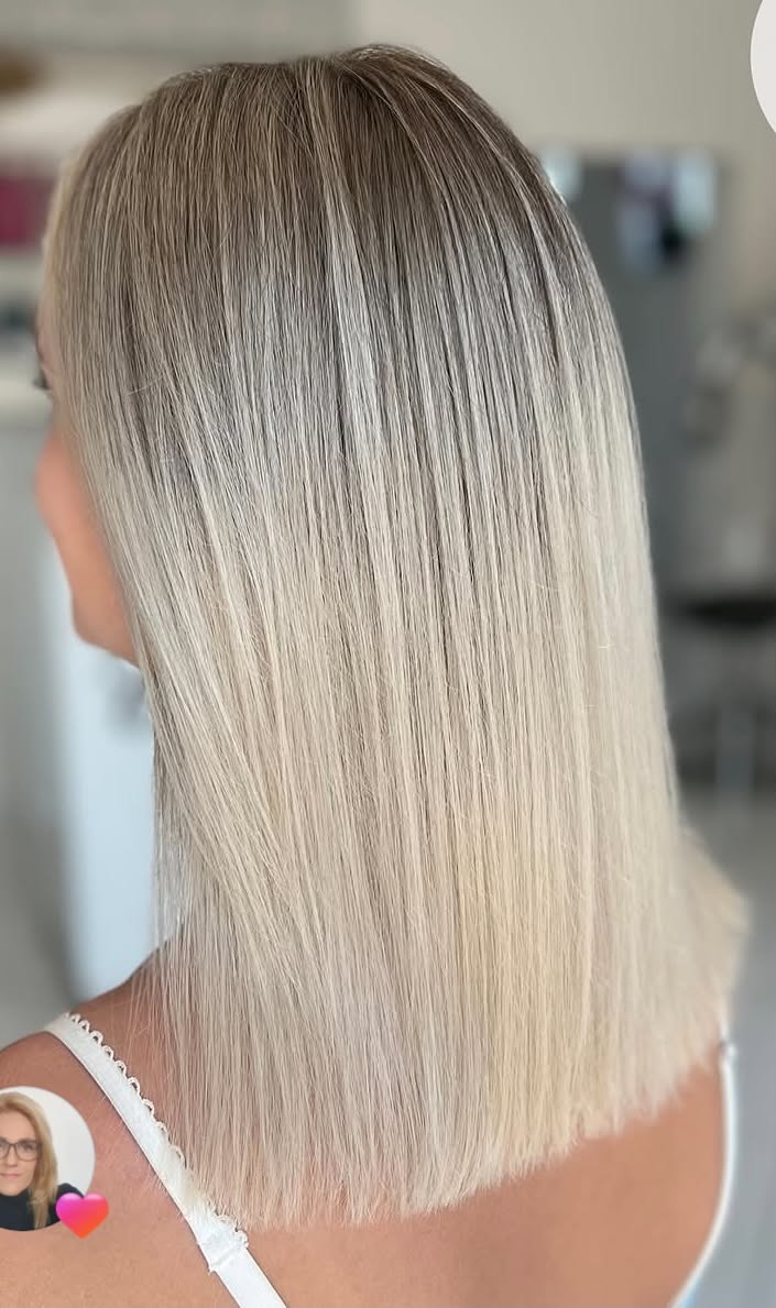 Chłodny blond na prostych włosach
