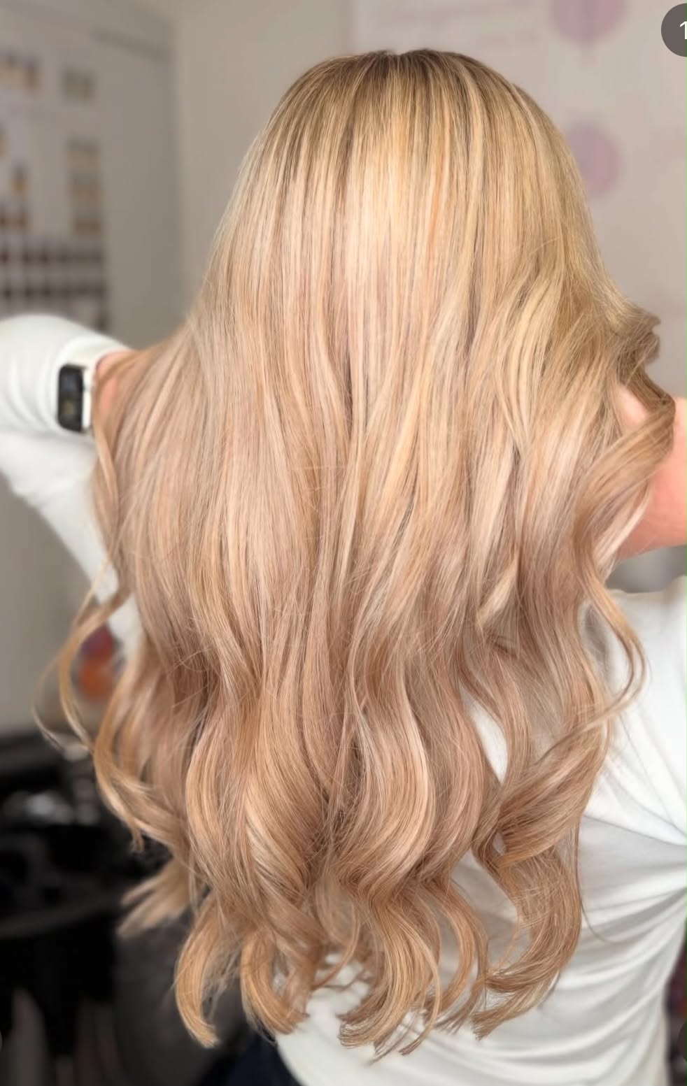 Ciepły blond z miękkim połyskiem