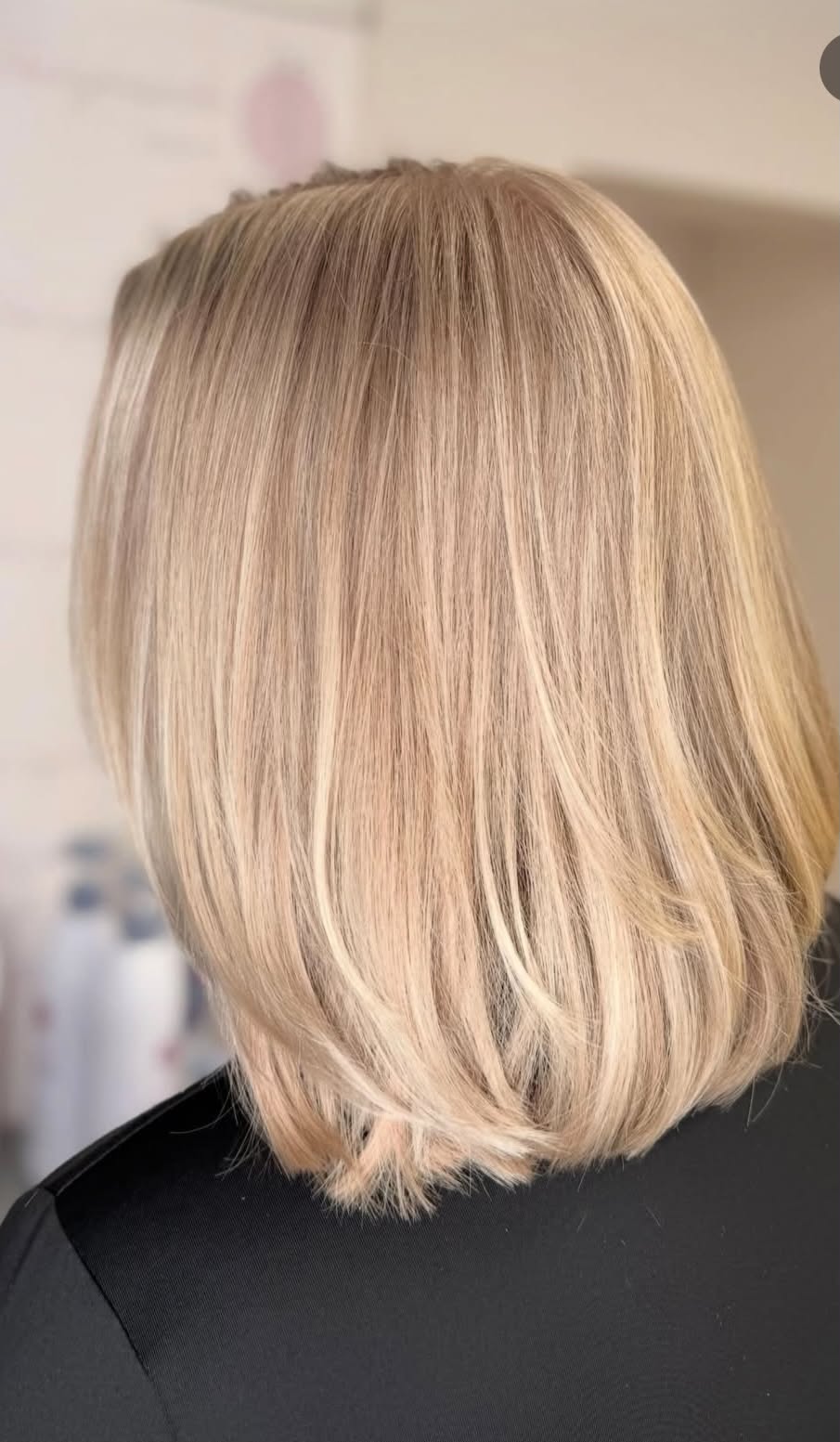 Krótki jasny blond po koloryzacji